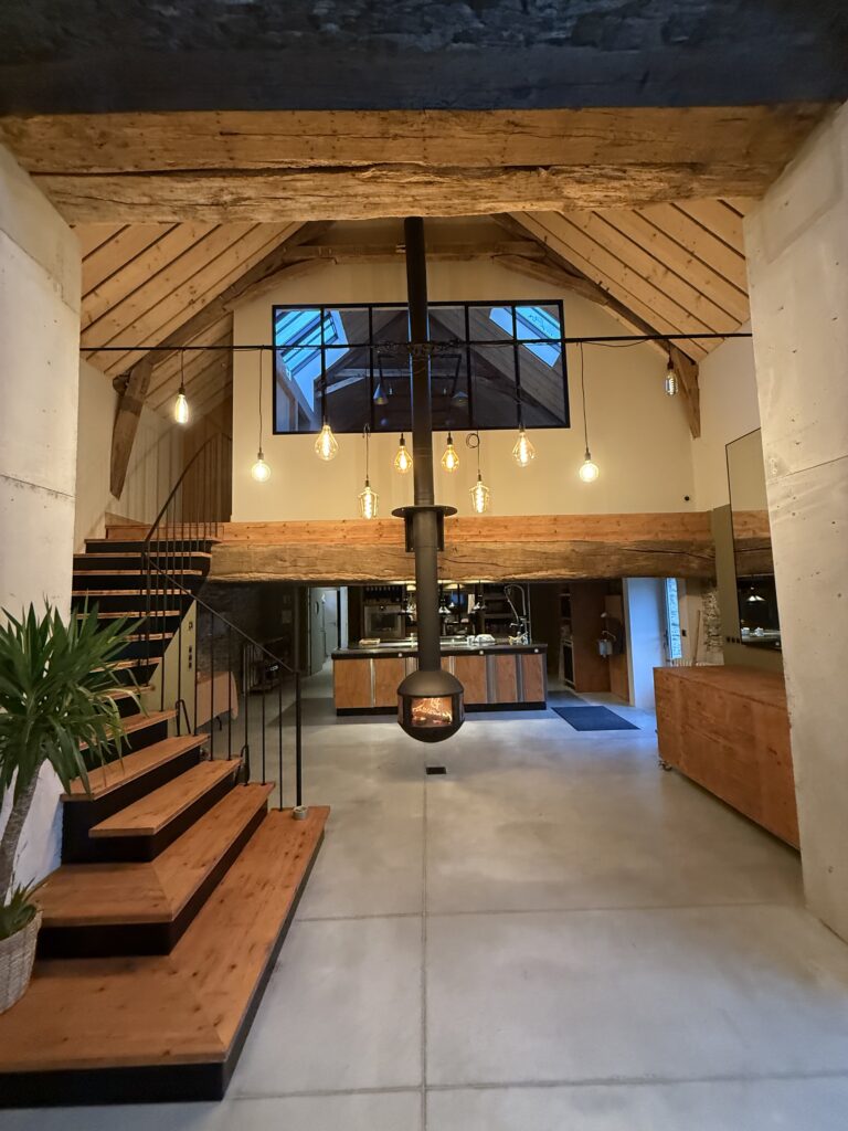 cheminée-accueil-séminaire-nantes-chaleureux-la-grange-de-launay