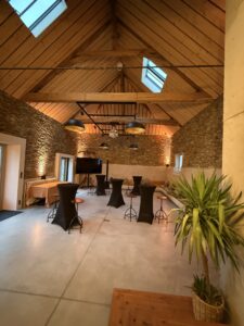 Salon avec cheminée à La Grange de Launay pour vos réunions de famille proche de Nantes